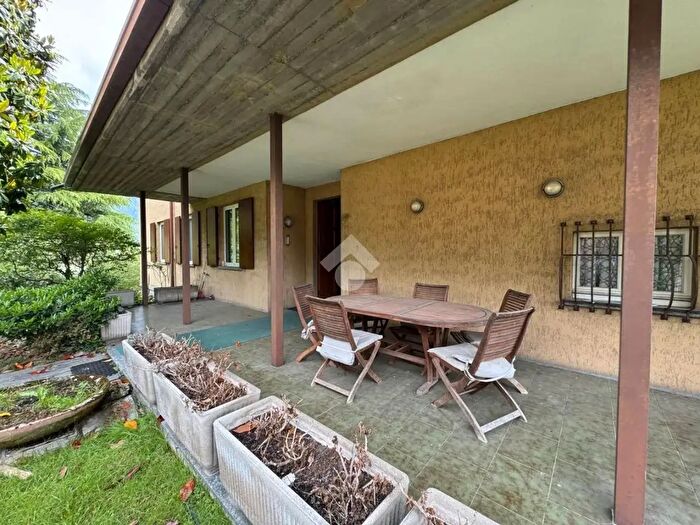 Casa con 7 locali in vendita in Via Beato Guala, Rogno