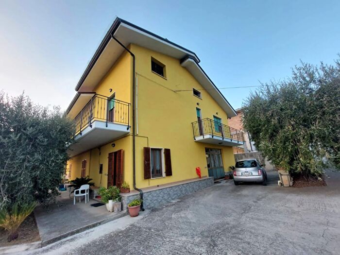 Casa con 8 locali in vendita in Contrada Campodino, Torano Nuovo
