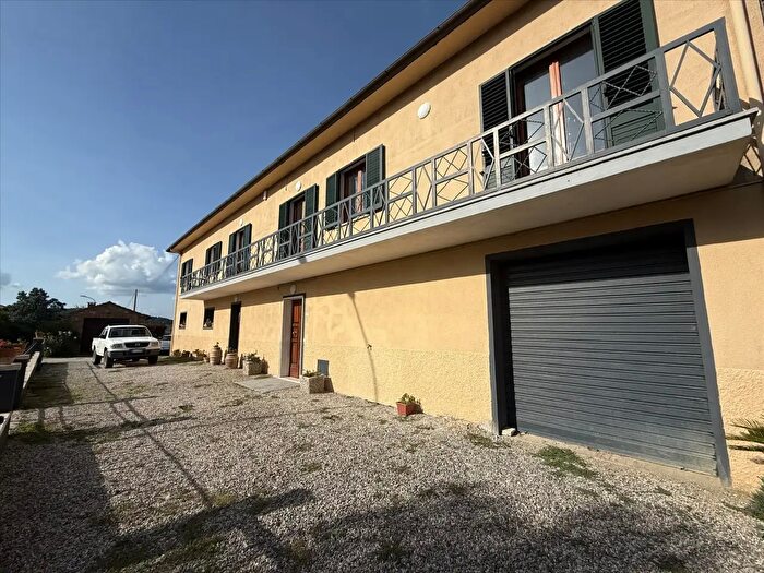 Casa con 15 locali in vendita in Lucignano