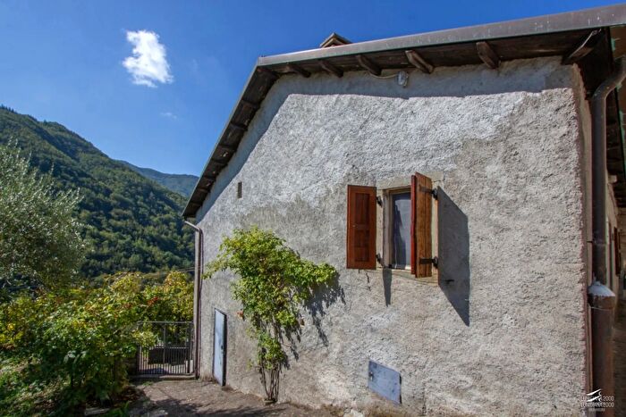Casa con 6 locali in vendita in Comano
