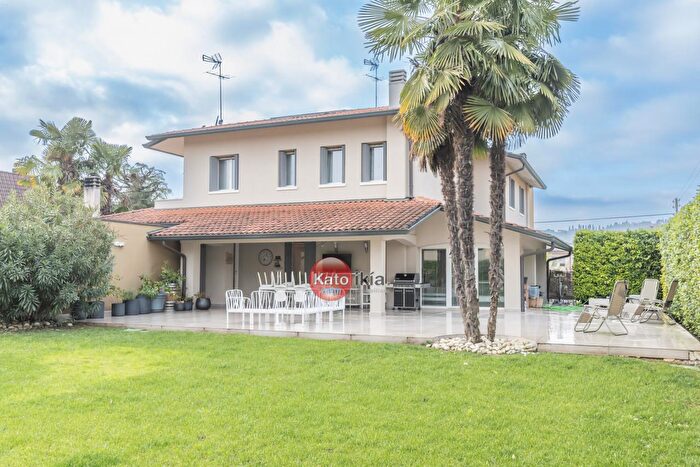 Casa con 5 locali in vendita in Creazzo