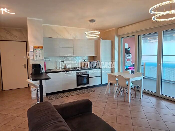 Appartamento trilocale in vendita in Via Verolengo, Torino