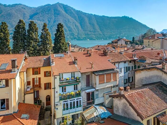 Casa con 7 locali in vendita in Cernobbio