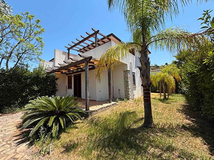 Casa quadrilocale in vendita in Campofelice Di Roccella