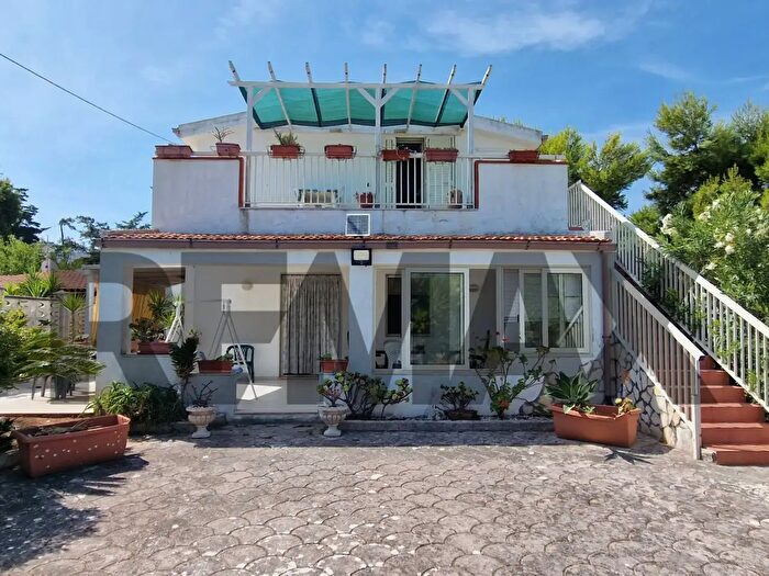 Appartamento con 6 locali in vendita in Località Scialara, Vieste