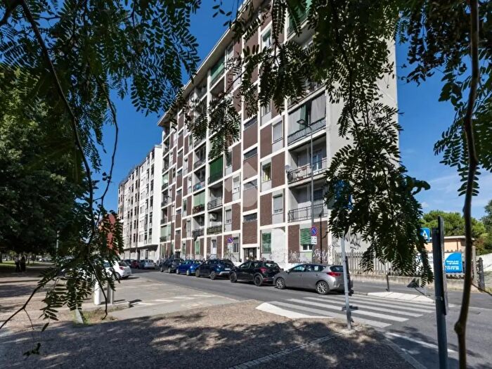 Appartamento trilocale in vendita in Piazza Tirana, Milano