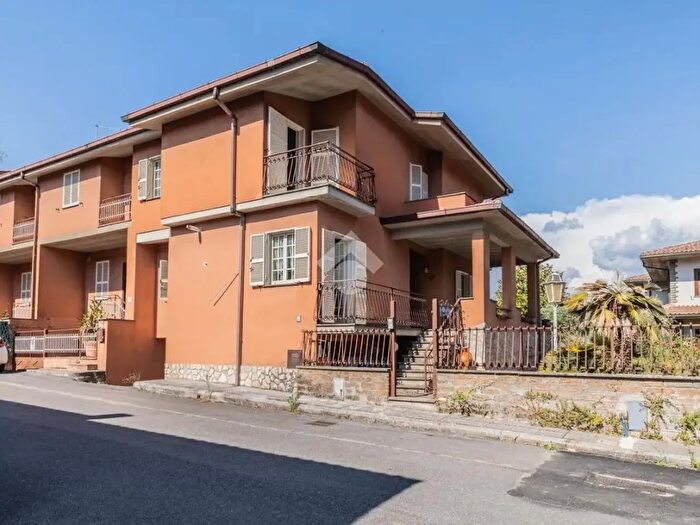 Casa con 6 locali in vendita in Via delle Vigne, Vejano