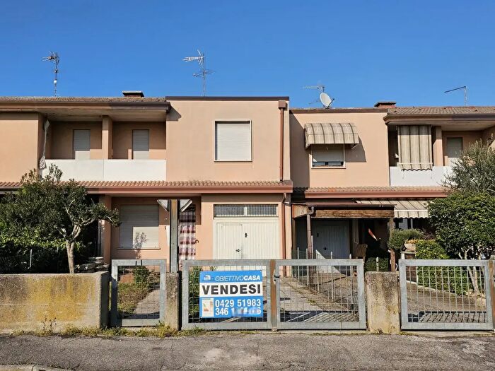 Casa quadrilocale in vendita in Via Finale, Villa Estense