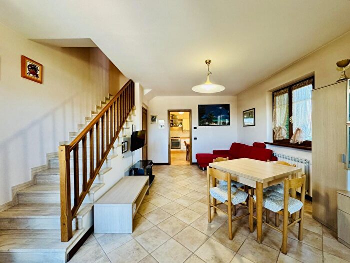 Casa con 7 locali in vendita in Camaiore