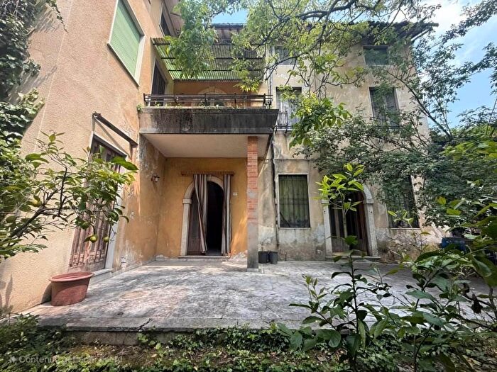 Casa con 11 locali in vendita in Arzignano