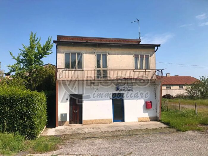 Casa con 5 locali in vendita in Stienta