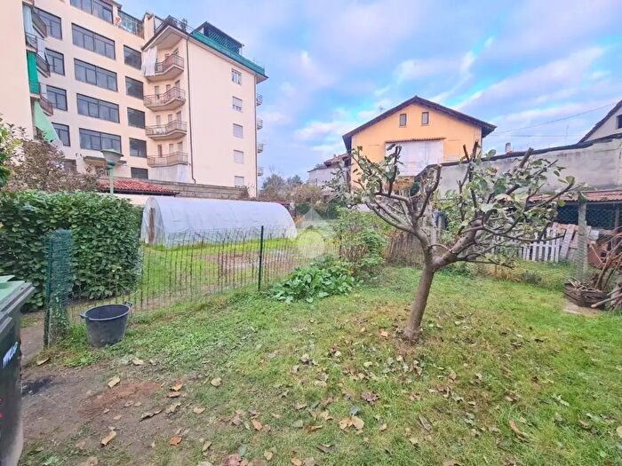 Casa con 9 locali in vendita in Str Valmanera, Asti