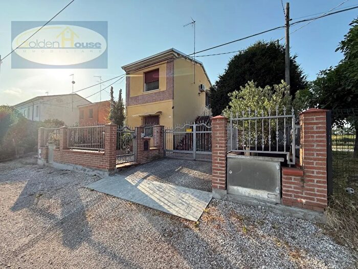 Casa con 5 locali in vendita in Via Garda Menata, Argenta