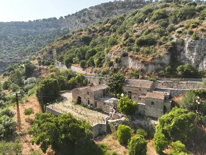 Casa quadrilocale in vendita in Via Fiumara, Modica