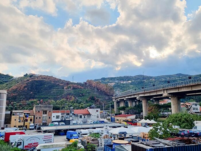 Appartamento con 5 locali in vendita in Via Polveriera IV Traversa, Messina