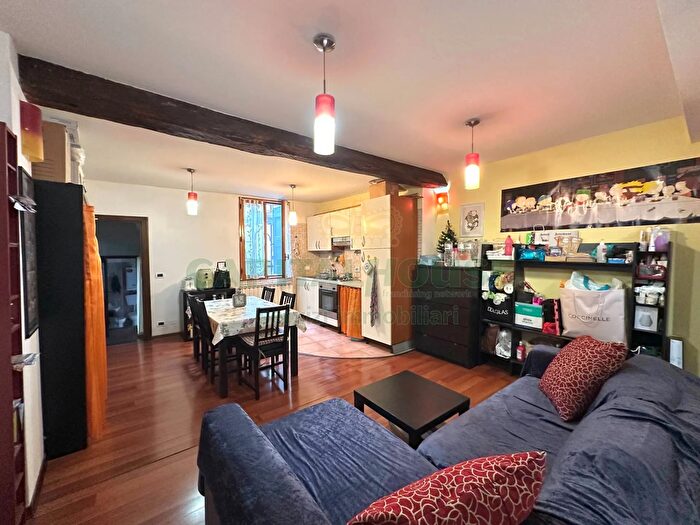 Appartamento trilocale in vendita in Via San Carlo, Bologna