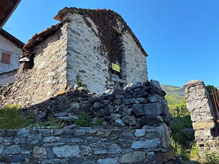 Casa bilocale in vendita in Arzo, Casale Corte Cerro