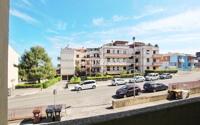 Appartamento quadrilocale in vendita in Via Lambro, Ancona