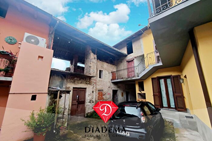 Casa con 5 locali in vendita in Via Laveno, Cittiglio