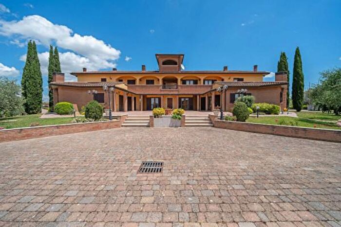 Casa con 6 locali in vendita in Vocabolo San Benigno, Todi