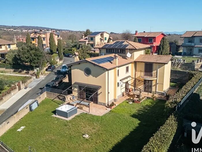 Casa con 11 locali in vendita in Via delle Patere, Sutri