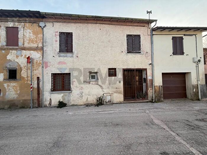 Casa quadrilocale in vendita in Via SantAngelo, Trevi