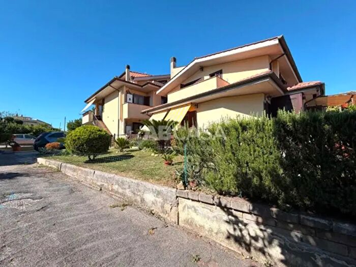 Appartamento quadrilocale in vendita in Via Arno, Lariano