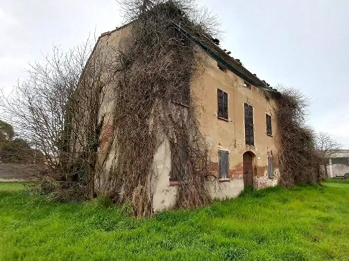 Casa con 6 locali in vendita in Luzzara