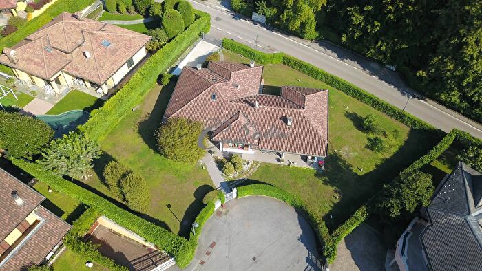 Casa con 10 locali in vendita in Strada Privata delle Acacie, Carimate