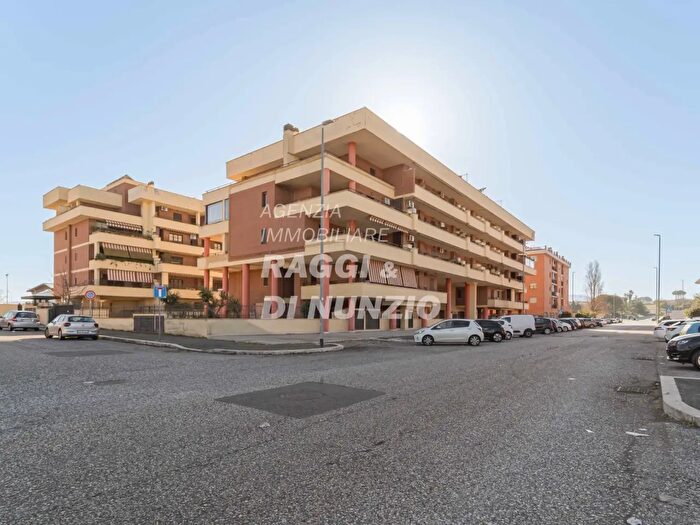 Appartamento con 7 locali in vendita in Via Nocera Terinese, Roma