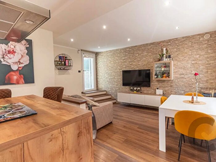 Casa con 7 locali in vendita in Via Sivo, Castelletto Sopra Ticino