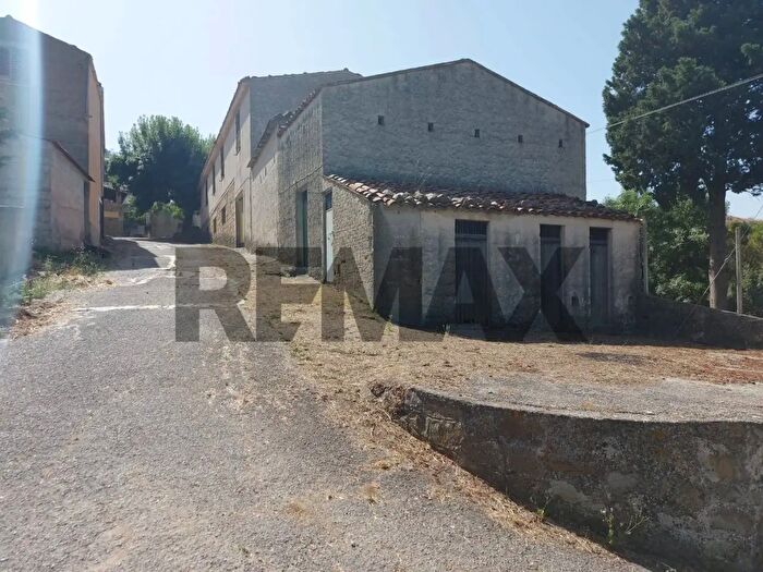 Casa con 19 locali in vendita in San Mauro Castelverde