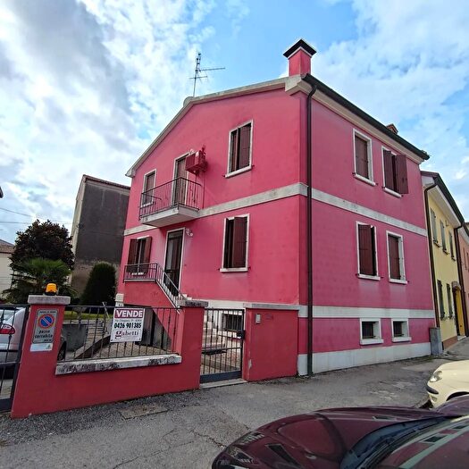 Casa con 6 locali in vendita in Adria Via Antonio Buzzolla, Adria