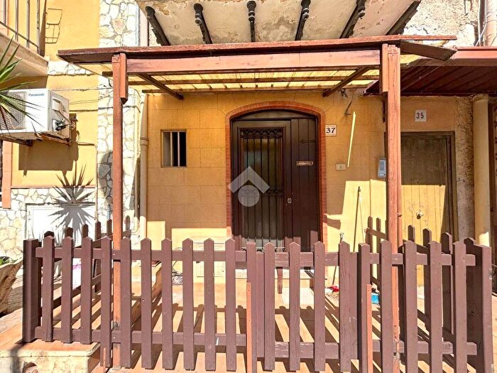 Appartamento bilocale in affitto in Via Siccheria Quattro Camere, Palermo