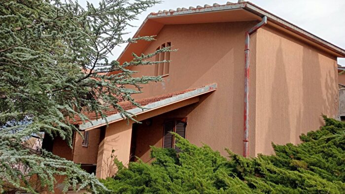 Casa con 8 locali in vendita in Via Colle, Sassoferrato