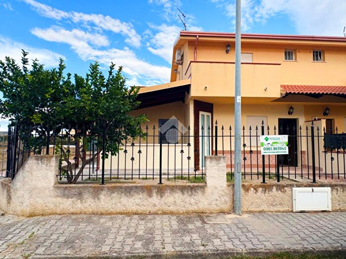 Casa quadrilocale in vendita in Via De Gasperi, Botricello