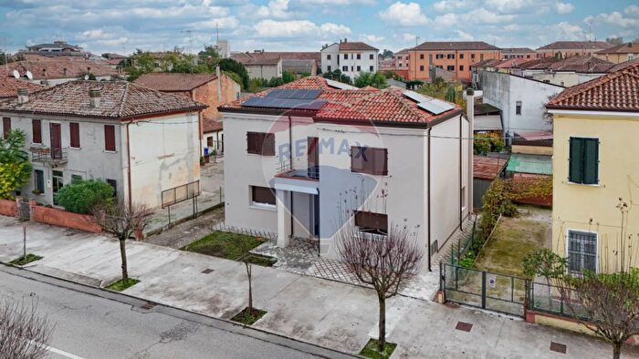 Casa con 8 locali in vendita in Via del Lavoro, Tresignana
