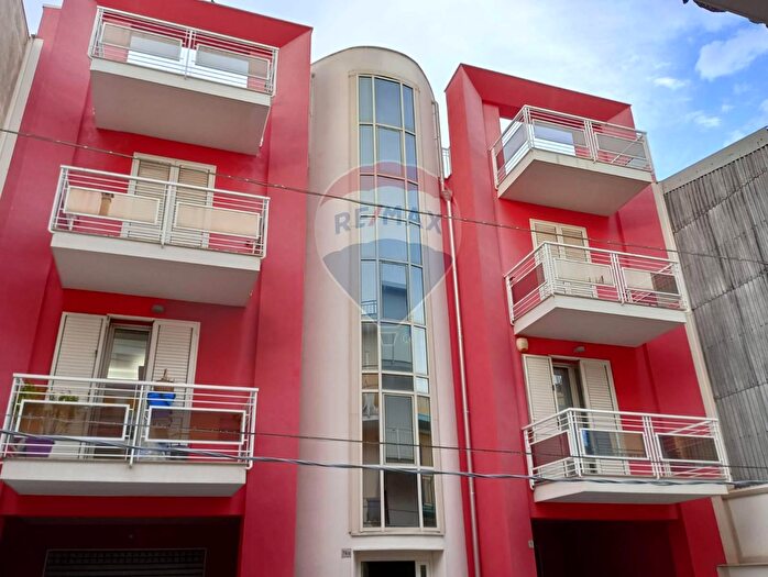 Appartamento con 8 locali in vendita in Via Leonida Bissolati, Solarino