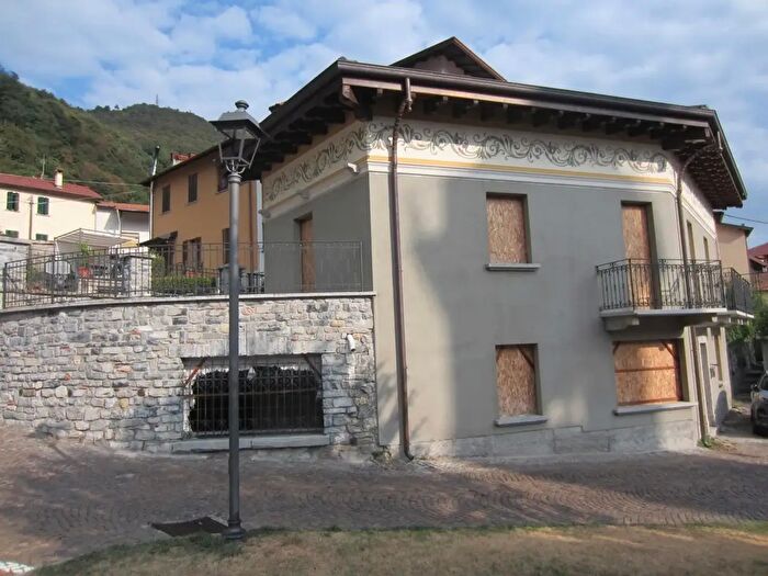 Casa in vendita in Piazza Nestore Ferretti, Oliveto Lario