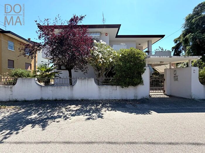 Casa con 11 locali in vendita in Porto Viro