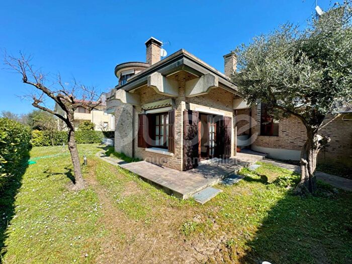 Casa con 6 locali in affitto in via Annia, Centro, Lignano Sabbiadoro