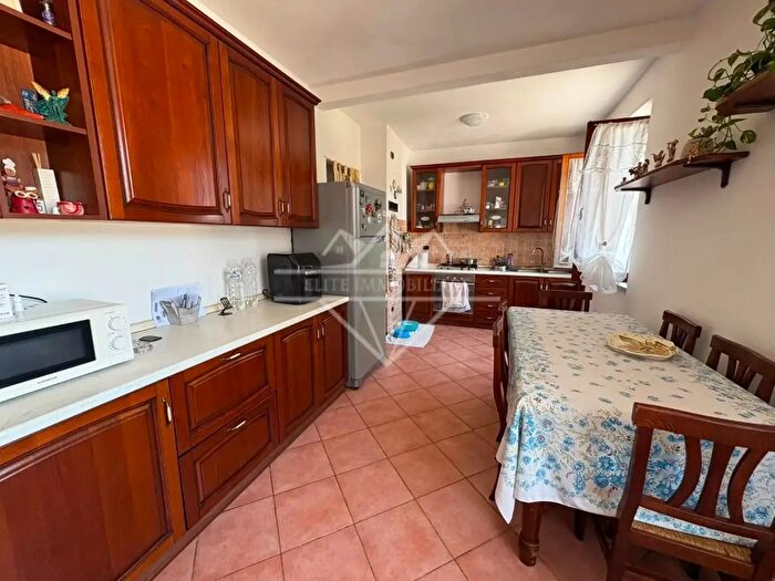 Casa con 6 locali in vendita in Luni
