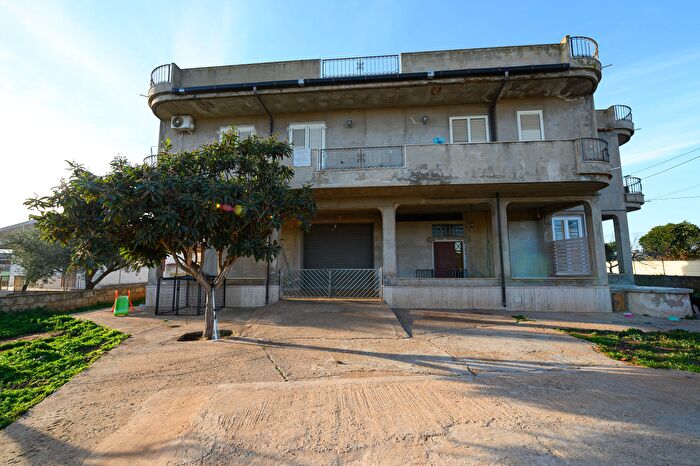 Appartamento con 16 locali in vendita in Via dei Gelsi, Vittoria