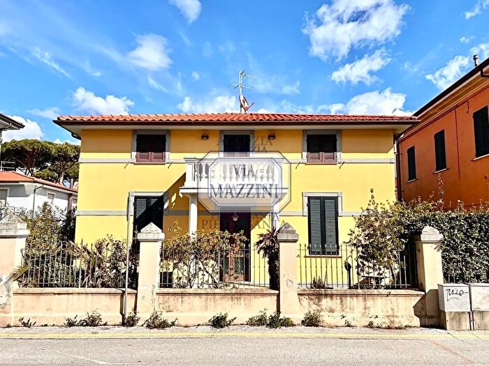 Casa con 11 locali in vendita in Pietrasanta