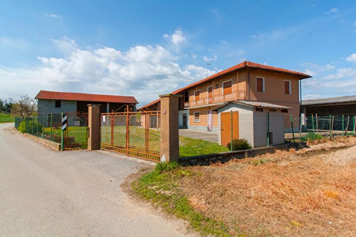 Casa con 9 locali in vendita in Regione Piana Bassa, Cherasco