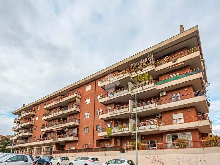 Appartamento quadrilocale in vendita in Largo Alessandria del Carretto, Roma