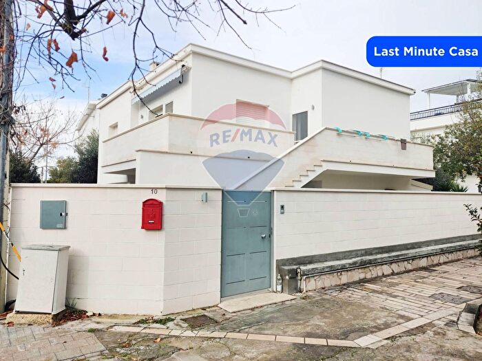 Casa con 10 locali in vendita in Viale delle Palme, Manfredonia