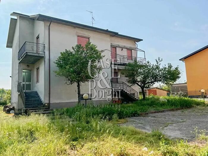 Casa con 14 locali in vendita in Bressana Bottarone