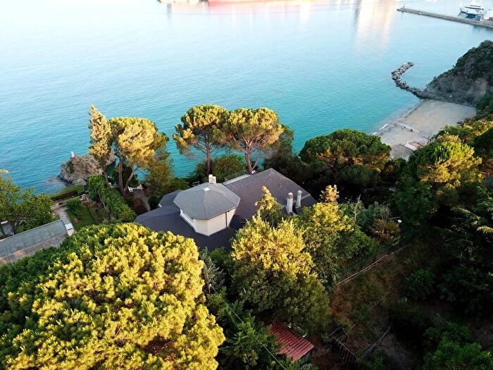 Casa con 14 locali in vendita in Passeggiata Eugenio Montale Albisola Superiore, Albisola Superiore