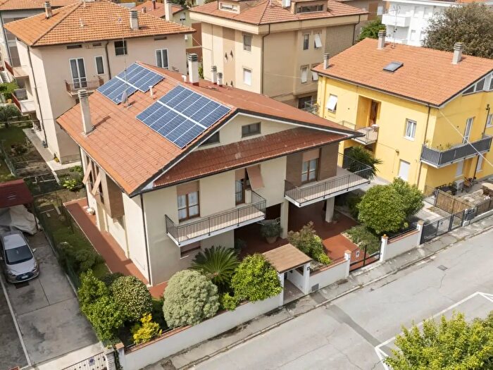 Casa con 11 locali in vendita in Senigallia